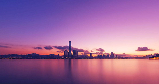 維多利亞港黃昏下的香港天際線，象徵中達證券立足香港服務國際資本市場