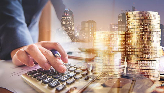 計算機與金幣疊影都市景象，象徵固定收益產品的銷售與交易業務